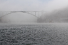 Brücke-Ponte-da-Arrábida-im-Nebel-I